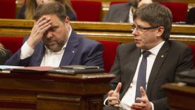 Junqueras y Puigdemont, en un pleno del Parlament de Cataluña.