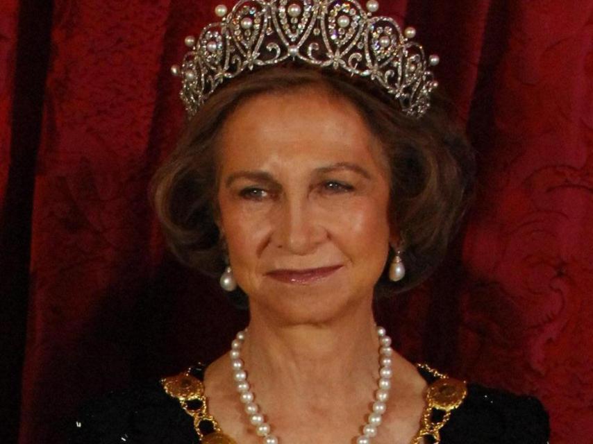 La reina Sofía con la tiara Rusa sobre su cabeza.