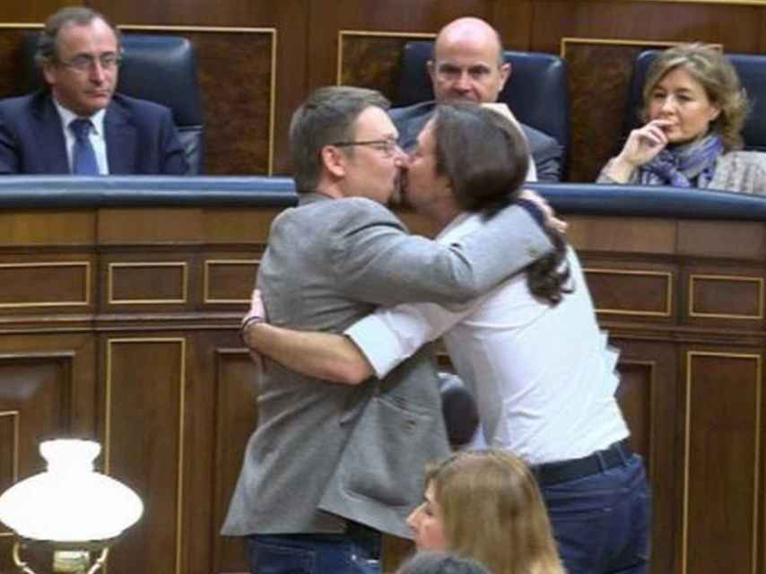 El célebre beso de Iglesias y Domènech en el debate de investidura.