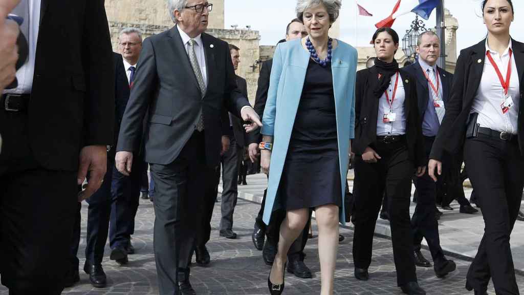 May y Juncker conversan en la reciente cumbre de Malta