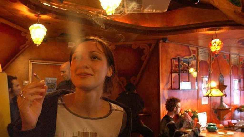 Una joven fumando cannabis en un coffee shop de Ámsterdam (Holanda).