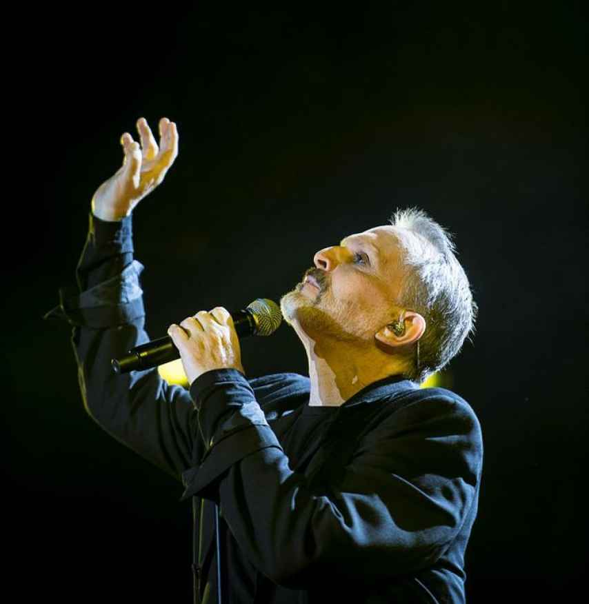 Miguel Bosé durante un concierto en el Zócalo de la Ciudad de México (México).