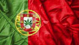 Recreación de la bandera portuguesa con una planta de cannabis.