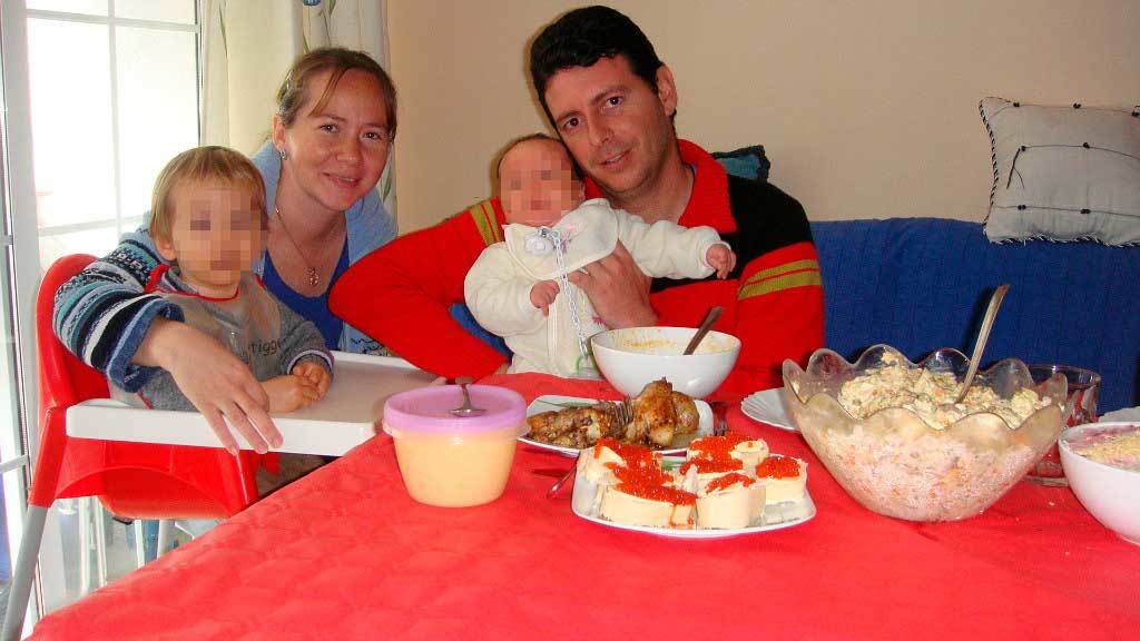 La pareja posaba con sus hijos durante una comida.