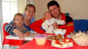La pareja posaba con sus hijos durante una comida.