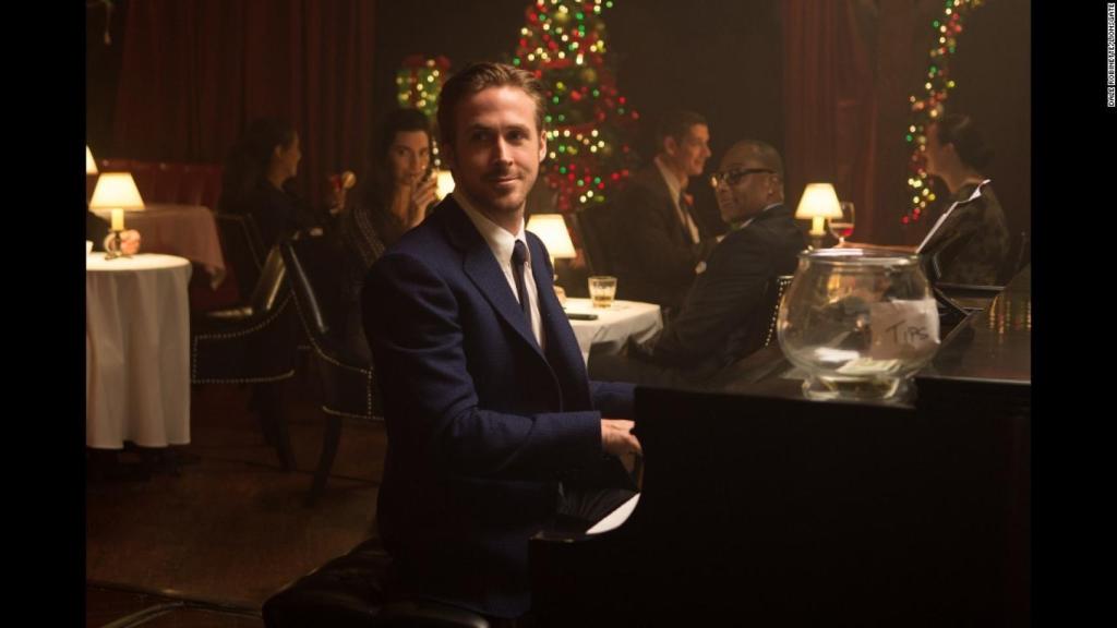 Sebastian, con un traje azul, en una de las escenas de La La Land, Ciudad de las Estrellas, (2017).