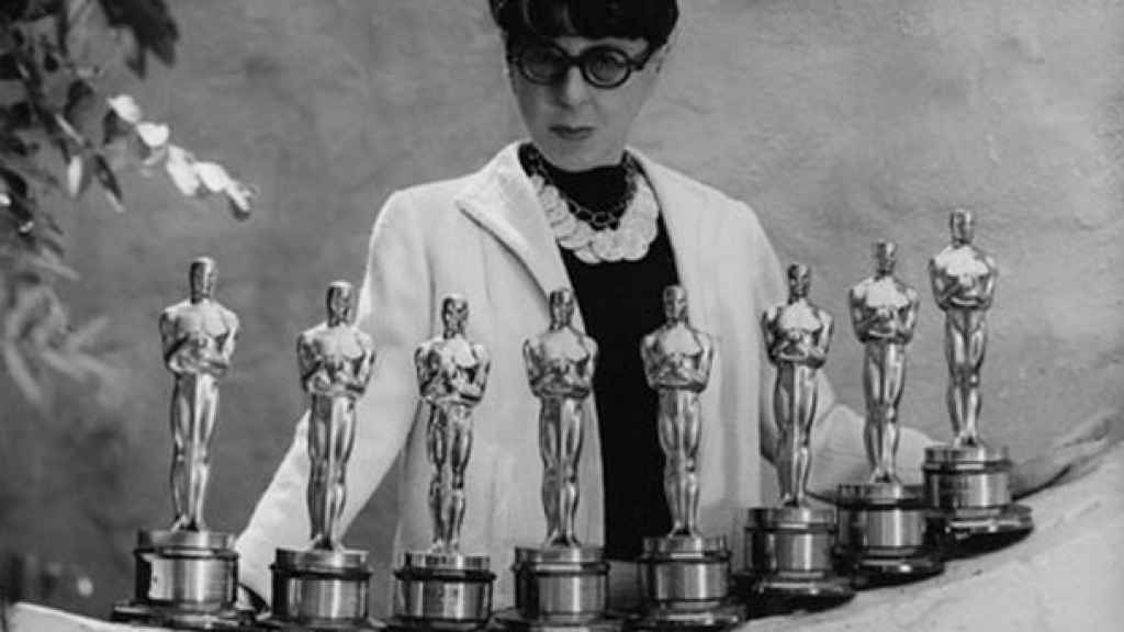 La diseñadora Edith Head, con sus ocho Oscar al Mejor Diseño de Vestuario, ostenta el récord.