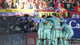 Los jugadores del Barcelona celebran el gol de Messi.