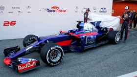 Sainz y Kvyat descubriendo el STR12 de Toro Rosso.