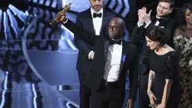 Barry Jenkins celebra el premio a la Mejor película para Moonlight.