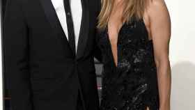 Jennifer Aniston, con su vestido y sus exclusivas joyas, posa junto a su marido