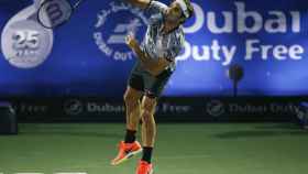 Roger Federer sirve durante su debut en Dubái.