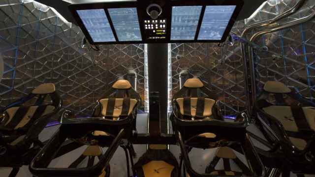 Interior de la cabina de la nave espacial Dragon.