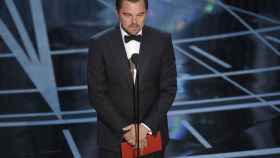 Leonardo DiCaprio con el sobre de la discordia.