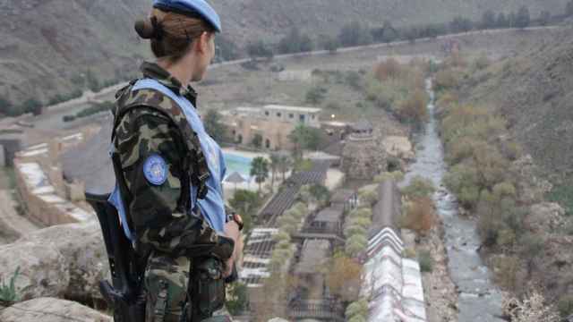 Una soldado española patrulla el sector del rio Wassani en sur del Líbano.