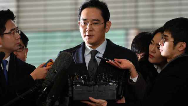 Lee Jae-yong abordado por los medios