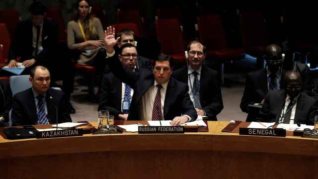 El embajador adjunto de Rusia ante la ONU, Vladimir Sfronkov, alza su mano para vetar la resolución este martes.