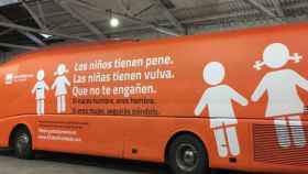 El autobús transfóbico de HazteOír que circula por las calles de Madrid.
