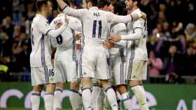 Los jugadores del Madrid celebran el primer gol ante Las Palmas.