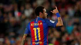 Neymar celebra su gol de falta.