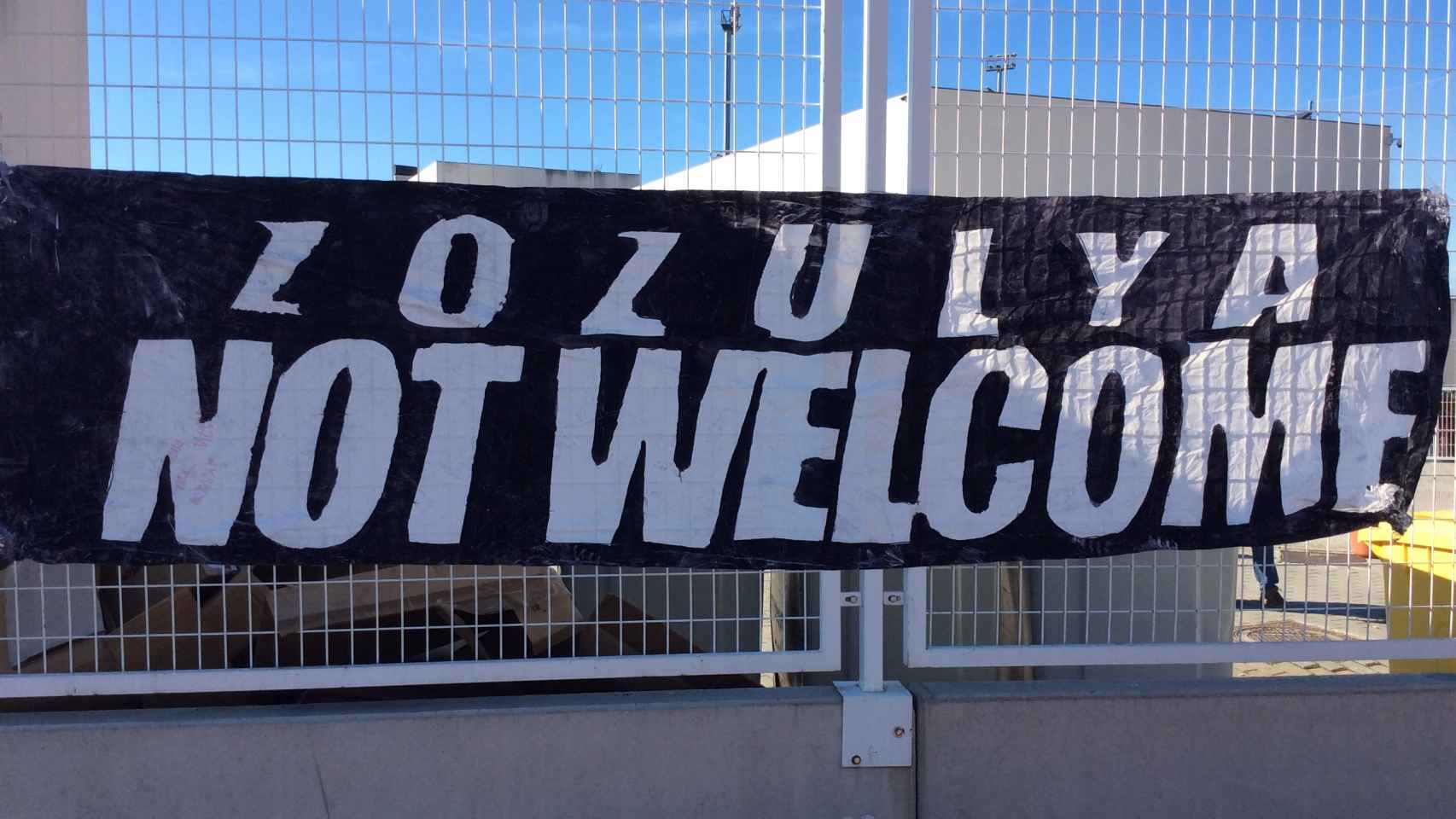 Pancarta en Vallecas sobre Zozulya.
