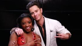 Simone Biles, junto a su pareja de bailes, Sasha Farber.