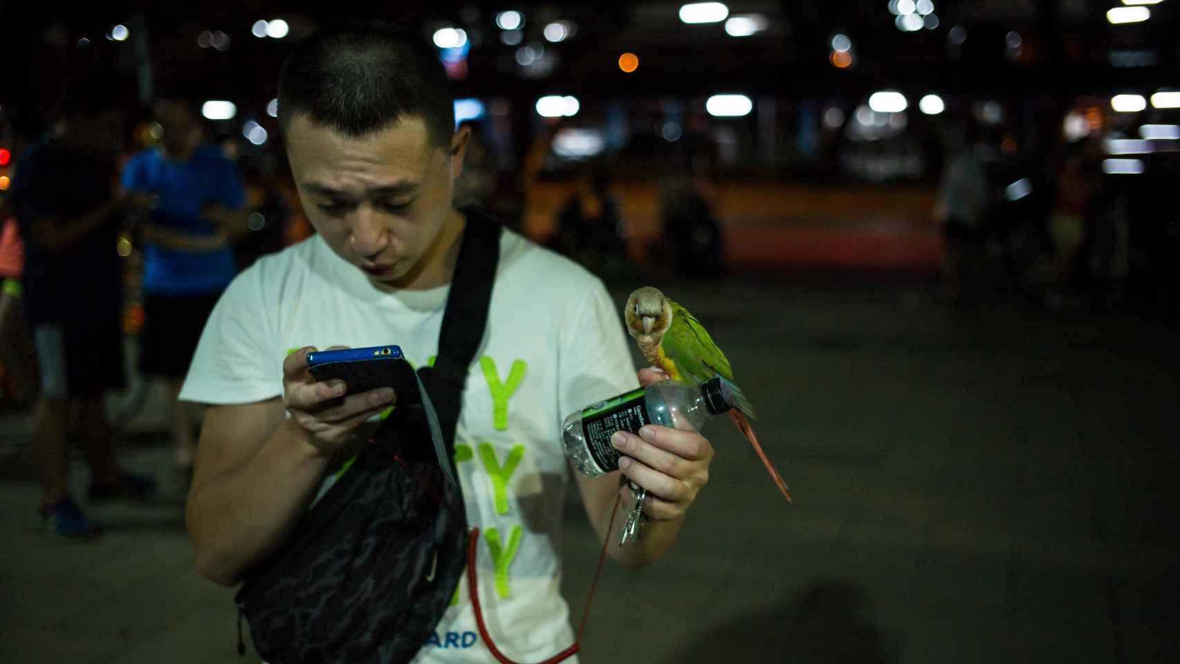 Un hombre juega con su teléfono en Taipei, Taiwán.