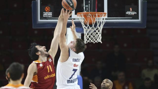 Arar intenta anotar frente a Doncic.