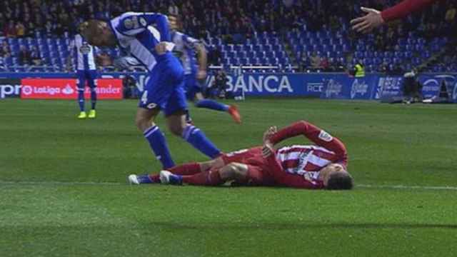 Fernando Torres en el momento de caer al suelo tras el golpe con Bergantiños.