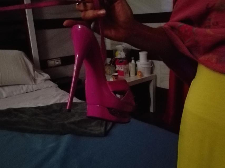 Evelyn muestra los incómodos zapatos de tacón que le obligan a llevar 12 horas