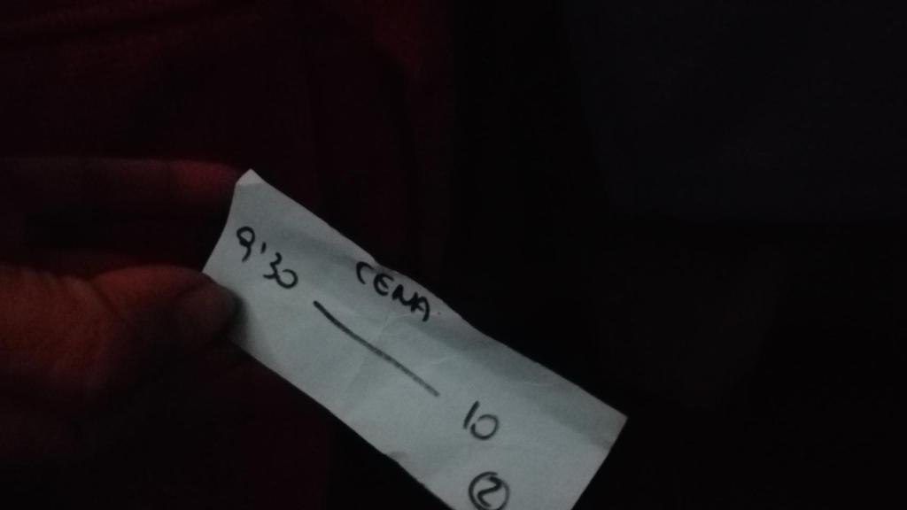 En el ticket muestra el horario que tiene asignado para cenar. Fuera de esas horas, no puede entrar al comedor.