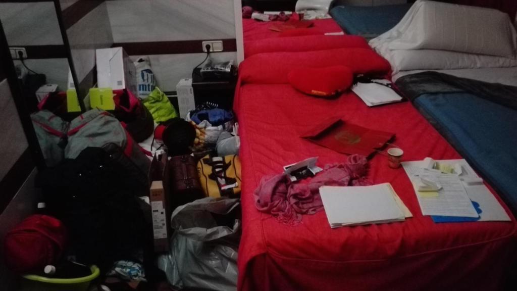 Todas las pertenencias de Evelyn están apiladas en el suelo de su habitación.