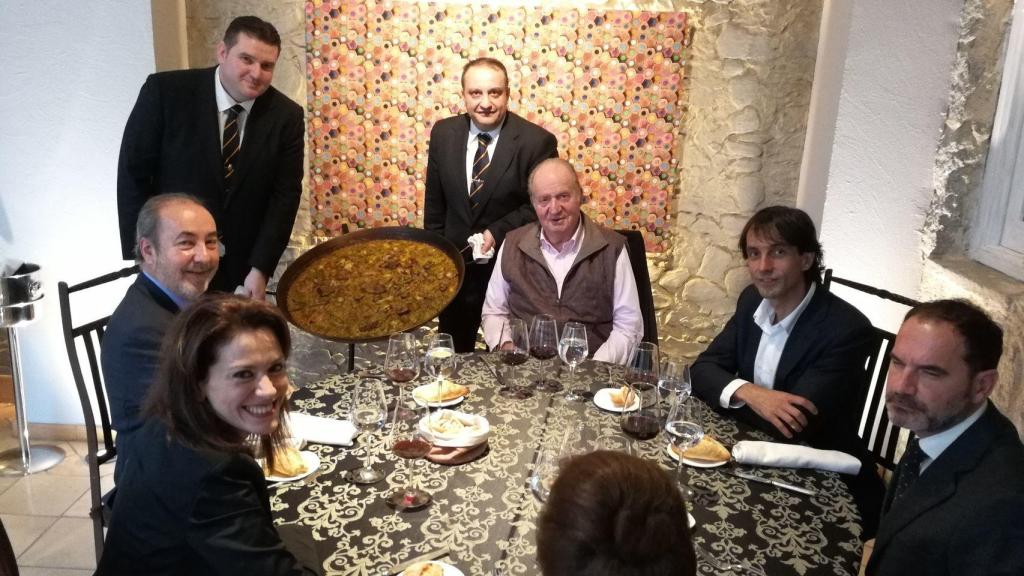 El rey emérito antes de degustar una paella junto a su summellier personal, Eva María Alonso
