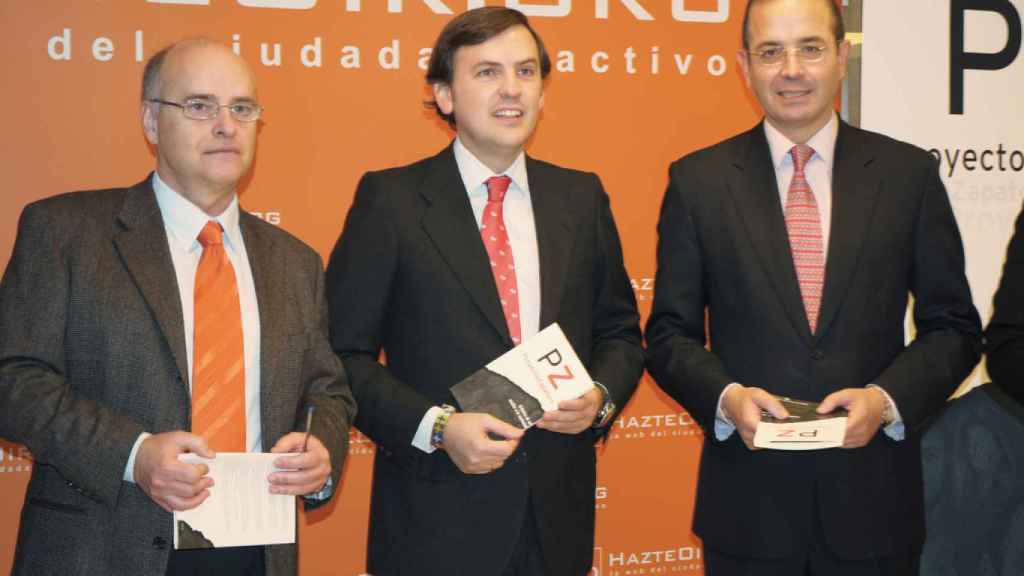A derecha de Arsuaga, su compañero de la dirección Miguel Vidal, durante una entrega de premios