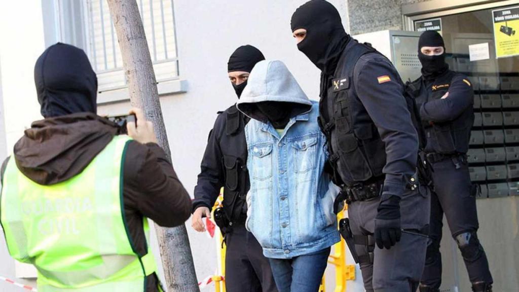 Imagen de una operación policial contra un menor yihadista.