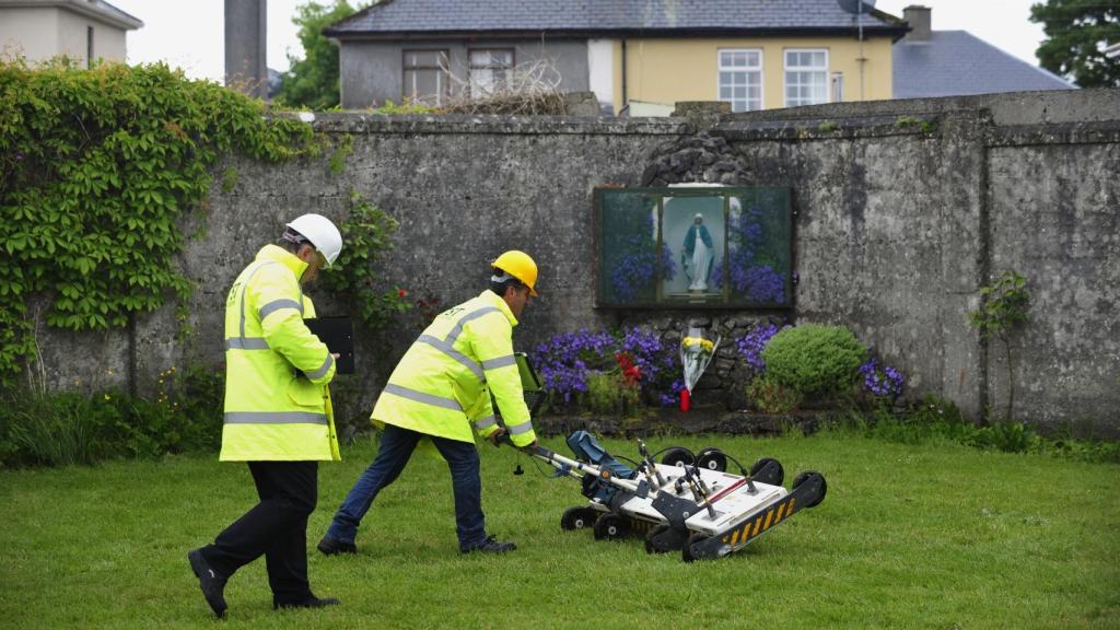 Dos ingenieros utilizando un georradar en el patio del Mother and Baby Home en Tuam, Irlanda