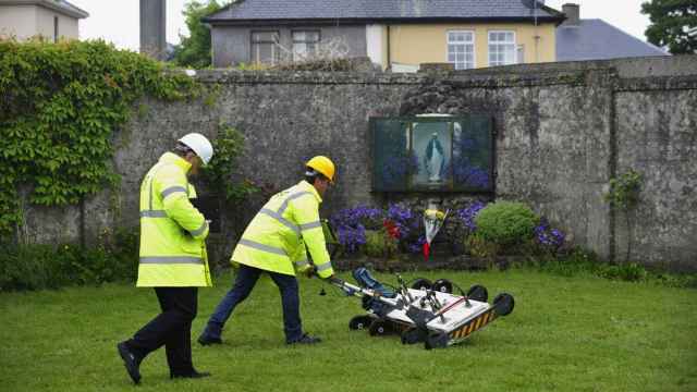 Dos ingenieros utilizando un georradar en el patio del Mother and Baby Home en Tuam, Irlanda