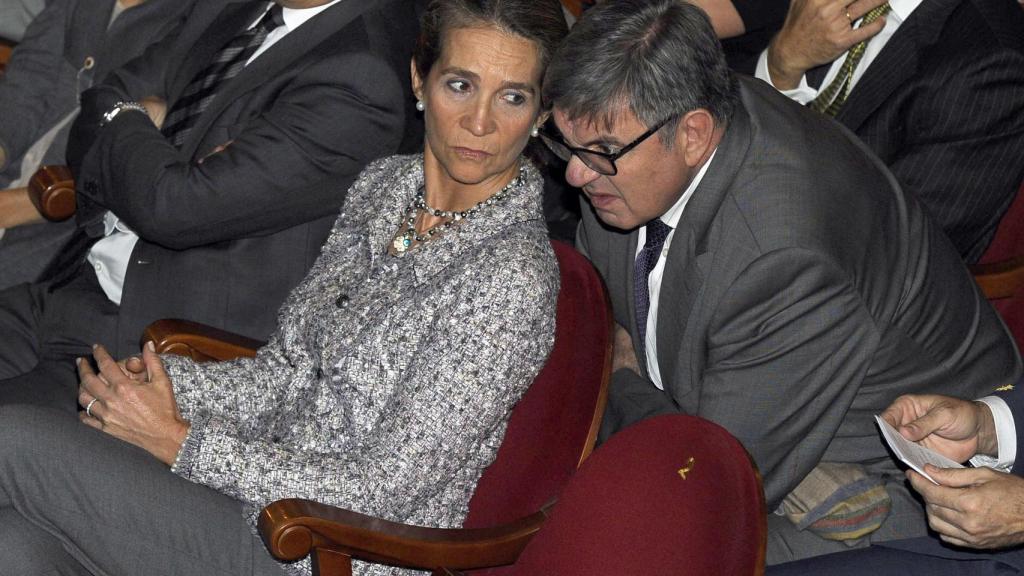 Revenga junto a la infanta Elena.