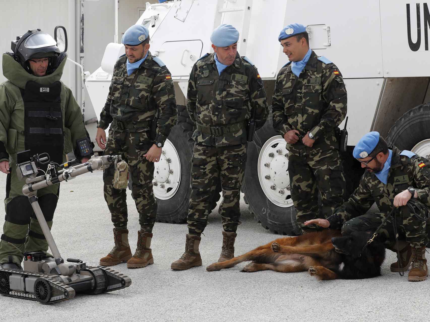 Dos especialistas desactivadores, un conductor con capacidades de reconocimiento, el guía canino y el teniente Díez componen el equipo español de desactivadores en el Líbano.
