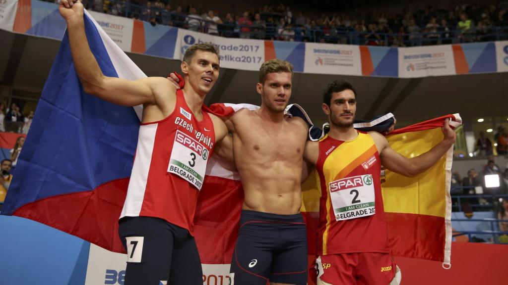 Jorge Ureña, a la derecha, con la bandera de España.