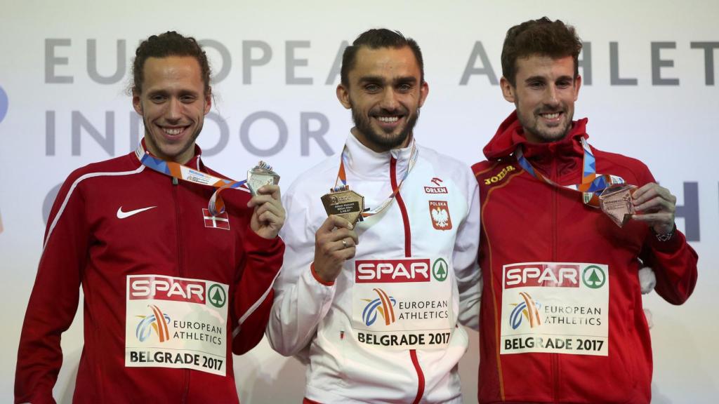 Álvaro de Arriba (d) con su medalla.