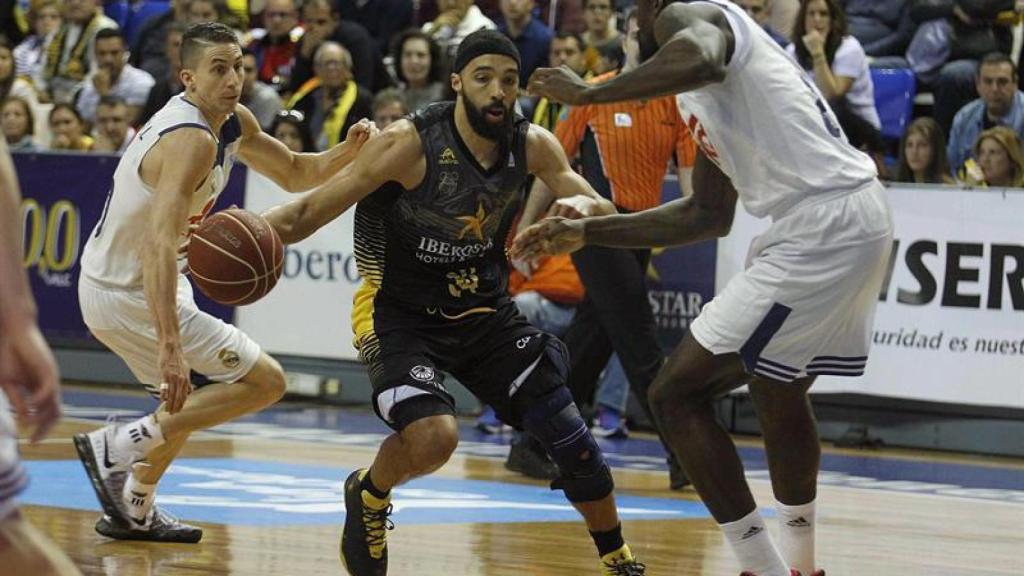 Davin White durante el partido contra el Real Madrid.