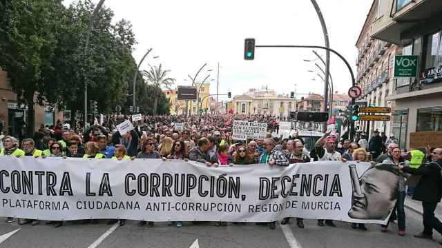 Miles de personas han pedido la dimisión del presidente murciano.