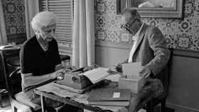 Vladimir Nabokov dictando y su esposa, Vera, mecanografiando. Nueva York, 1958.