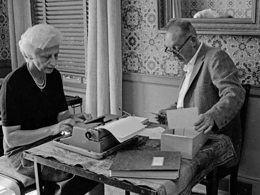 Vladimir Nabokov dictando y su esposa, Vera, mecanografiando. Nueva York, 1958.