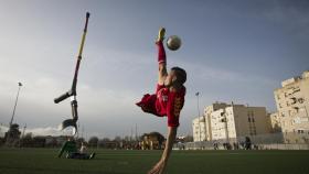 Ihan Ettalib, de la selección española de amputados, ejecutando una 'chilena'.