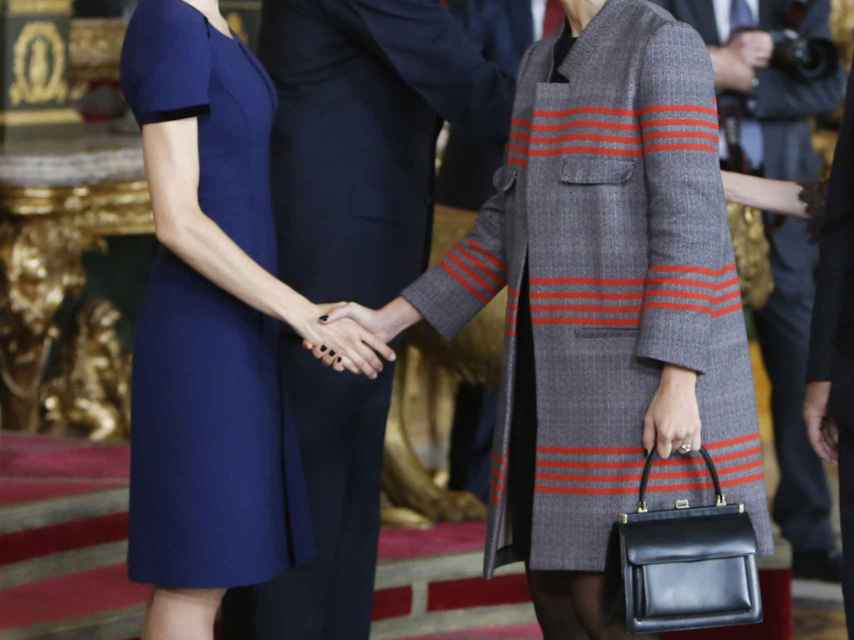 Eva Fernández saluda a la reina durante un besamanos, meses después de entrar a Zarzuela.