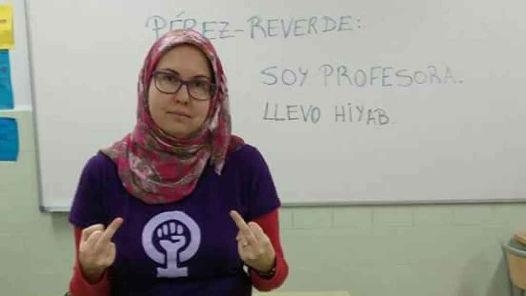 Helena Gutierrez dedica una peineta a Arturo Pérez-Reverte.