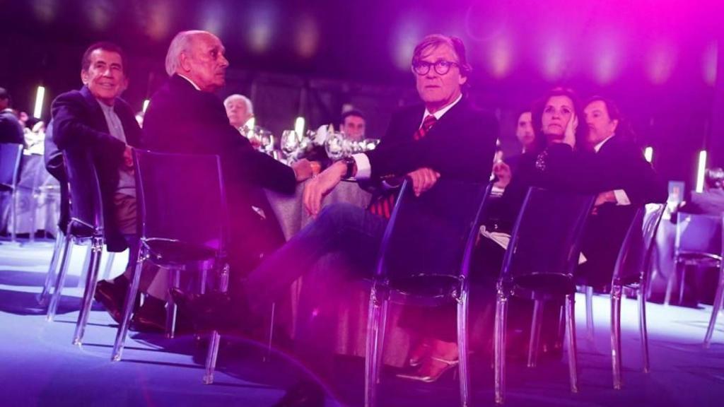 Sánchez Dragó y Simón Casas, entre otros, durante la presentación.