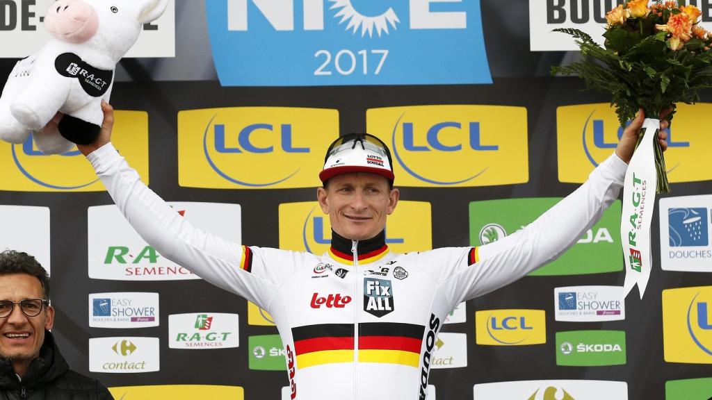 André Greipel en el podio de la quinta etapa de la París-Niza.